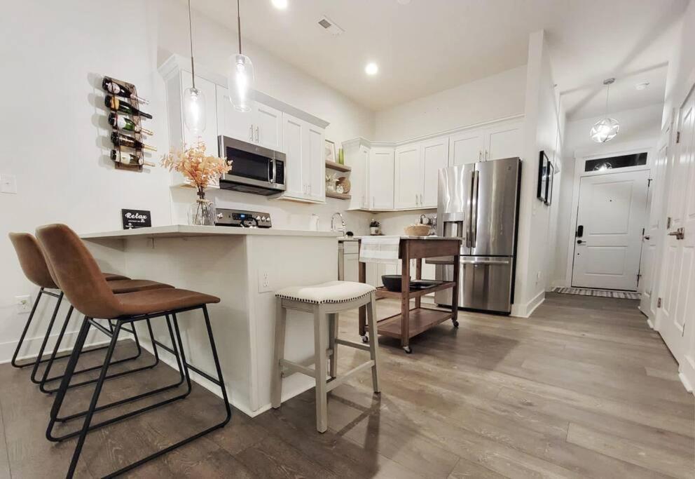 New Stylish Getaway- 5 Mil To Uptown/3 Smart Tvs! Apartamento Charlotte Exterior foto