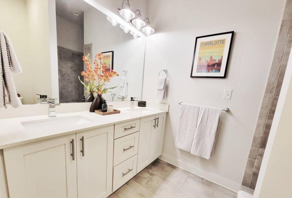 New Stylish Getaway- 5 Mil To Uptown/3 Smart Tvs! Apartamento Charlotte Exterior foto