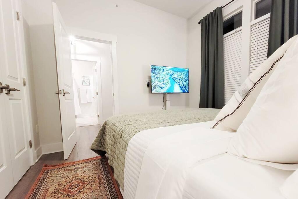 New Stylish Getaway- 5 Mil To Uptown/3 Smart Tvs! Apartamento Charlotte Exterior foto