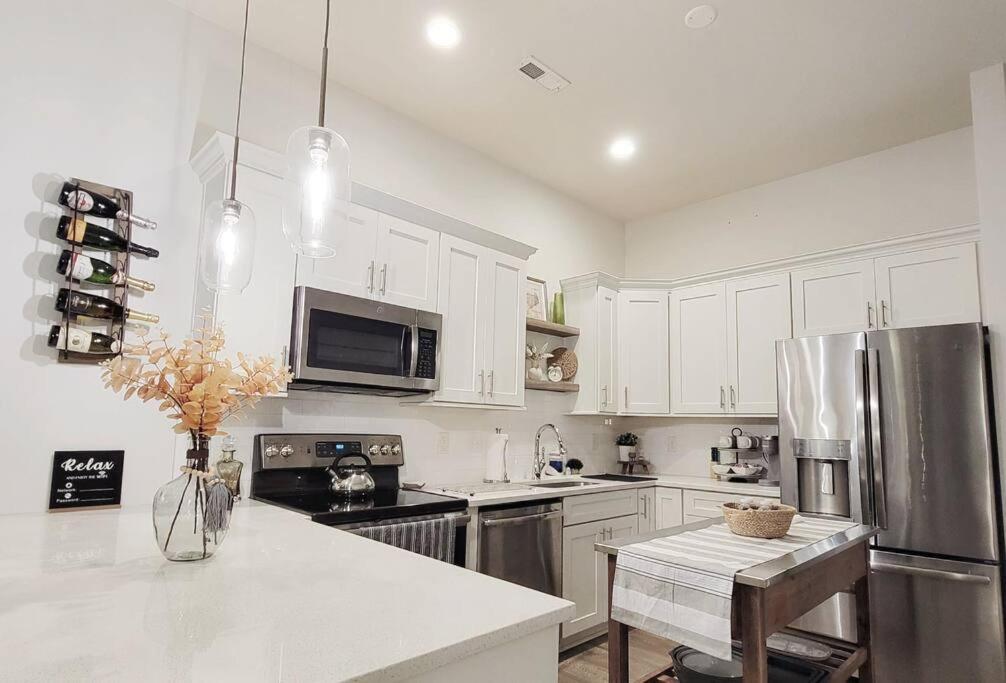 New Stylish Getaway- 5 Mil To Uptown/3 Smart Tvs! Apartamento Charlotte Exterior foto
