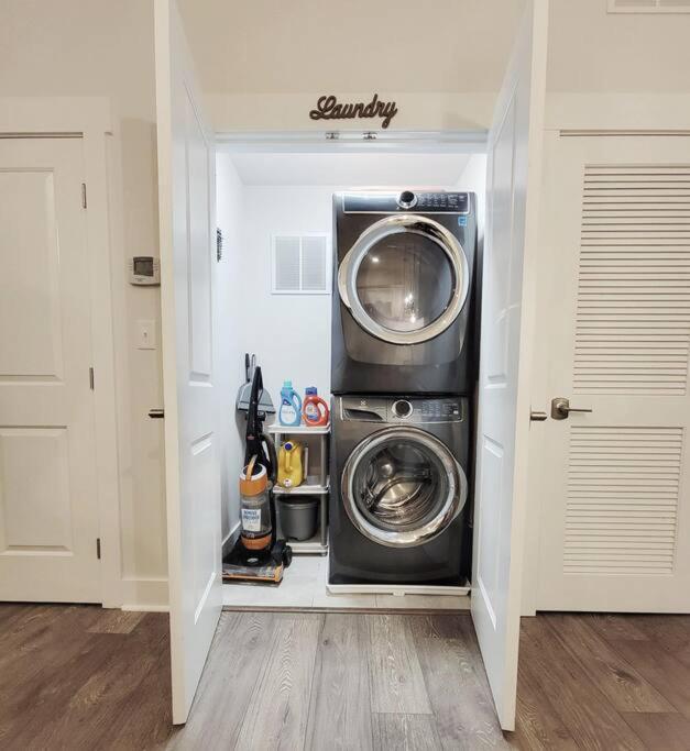 New Stylish Getaway- 5 Mil To Uptown/3 Smart Tvs! Apartamento Charlotte Exterior foto