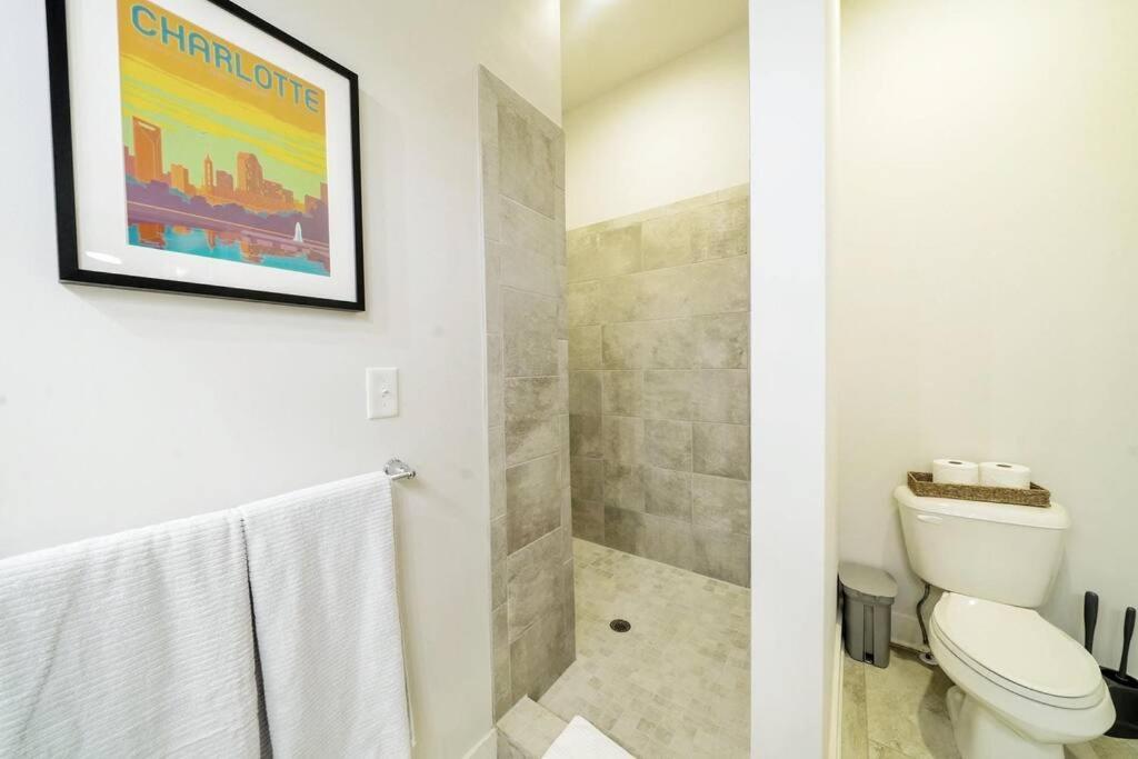 New Stylish Getaway- 5 Mil To Uptown/3 Smart Tvs! Apartamento Charlotte Exterior foto