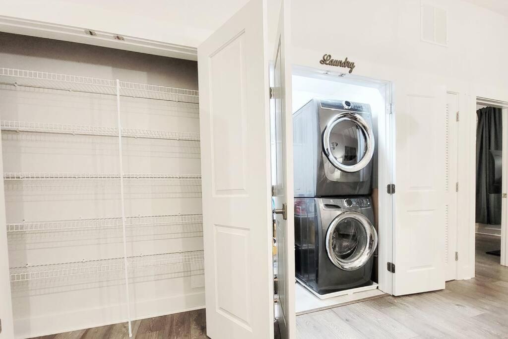 New Stylish Getaway- 5 Mil To Uptown/3 Smart Tvs! Apartamento Charlotte Exterior foto
