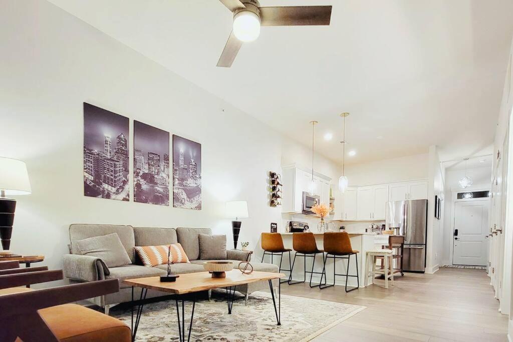 New Stylish Getaway- 5 Mil To Uptown/3 Smart Tvs! Apartamento Charlotte Exterior foto